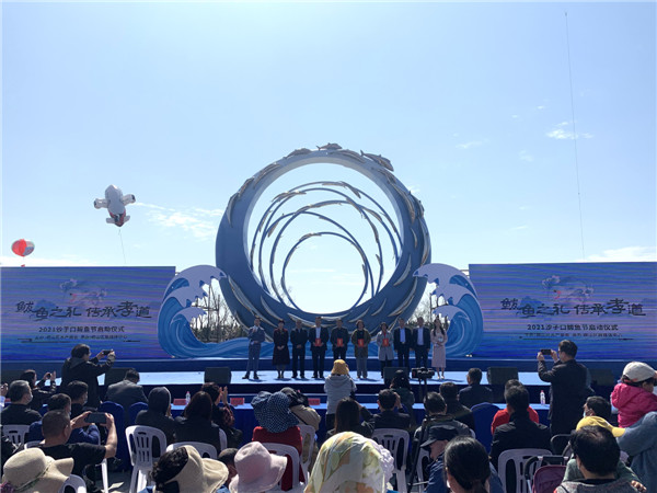 青岛崂山举办第十七届鲅鱼节吸引上万人参加