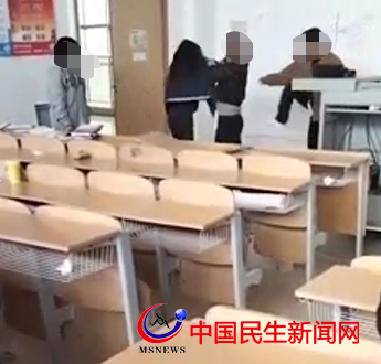 山东现代学院高校辅导员在教室内殴打女生，校方：正在核查中