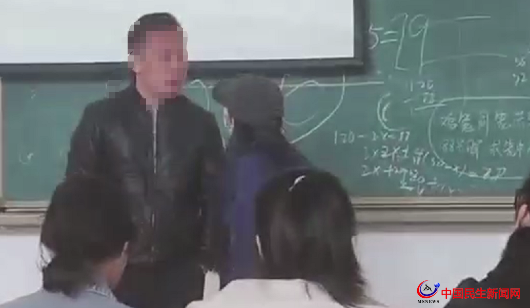 网传山东一高校辅导员在教室内殴打女生，校方：正在核查中