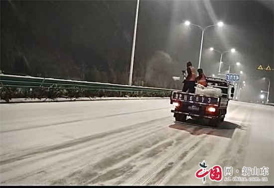 青岛西海岸新区交通运输局连夜组织开展除雪防滑