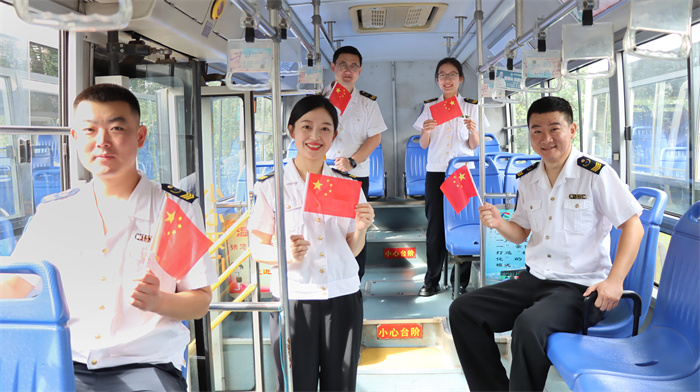 公交“盛装”迎国庆  青岛胶州市移动车厢传深情