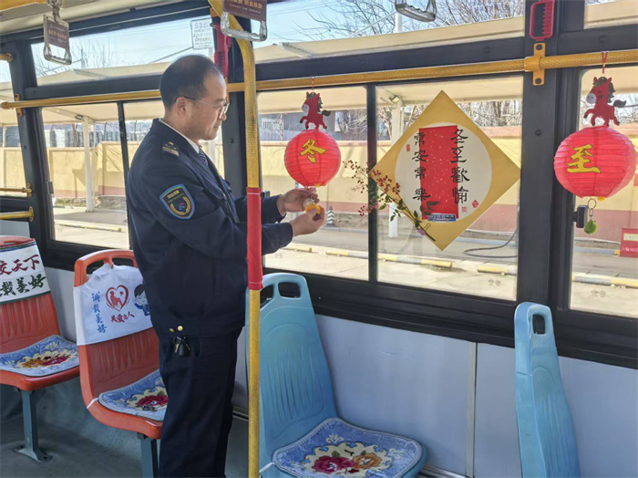 温暖冬至路：车厢里的“非遗课堂”与站台旁的“平安守护”