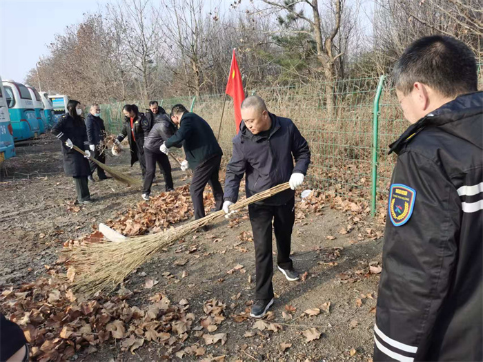 莱西交通发展公司党员开展清理杂草除隐患行动