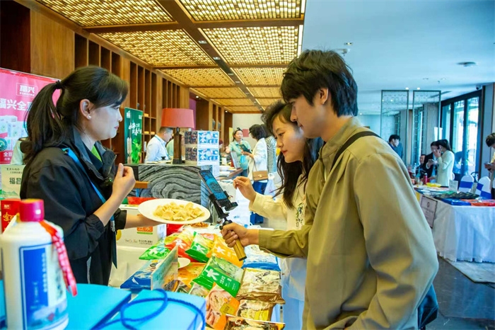 胶州市里岔镇“里岔乐购季”食品选品节温馨启幕，本土好物“香”飘满园